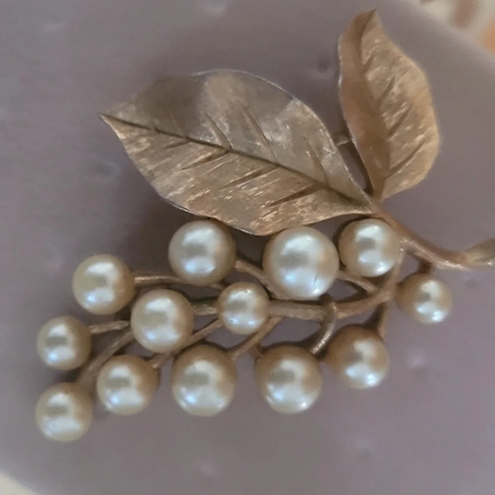 Crown Trifari Grape Cluster Faux Ivory Pearl Gold Brooch Vintage - Picture 2 of 4